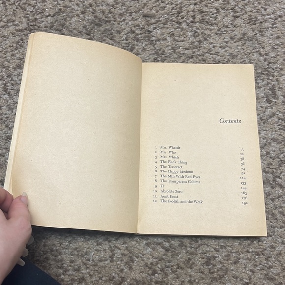 A wrinkle in time paperback book by Madeleine L’Engle - Picture 11 of 14